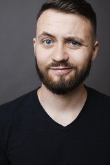 Obraz premium Man smirking and raising eyebrow