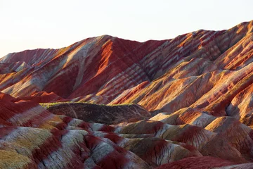 Deurstickers Zhangye Danxia Zhangye Danxia Nationaal Geopark - Provincie Gansu, China. Chinese Danxia veelkleurige Danxia-landvorm, regenboogheuvels, gekleurde rotsen, zandsteenerosie, lagen rode, gele en oranje strepen.张掖