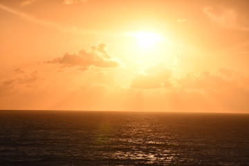 Obraz na płótnie Canvas sunsets ocean blue sky clouds ocean waves sea 