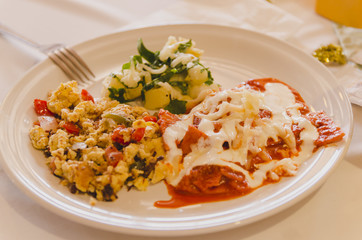 Desayuno mexicano con huevos chilaquiles y patatas