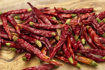 まな板の上の赤唐辛子