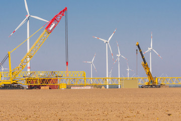 Windpark mit einer Baustelle