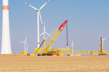 Windpark mit einer Baustelle