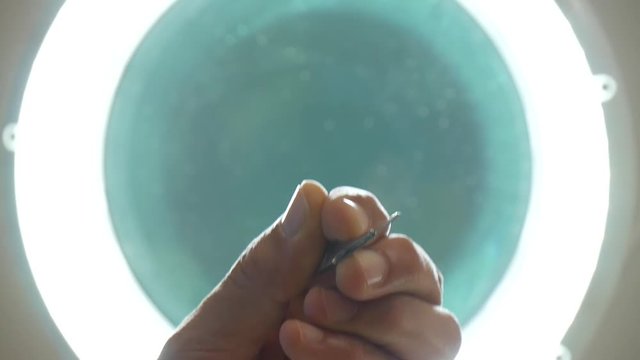Mano di chirurgo con bisturi