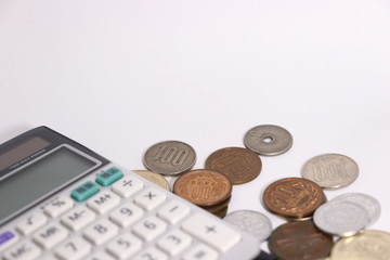 白背景に日本のお金(小銭)と計算機