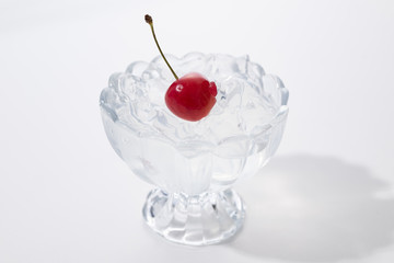 さくらんぼをのせたゼリー