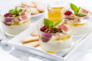 greek yogurt with honey and fresh figs