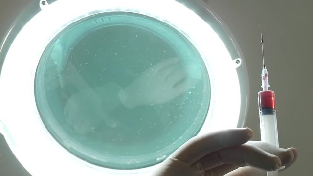 Vaccinazione siringa con vaccino