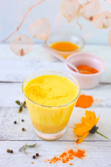 Goldene Milch