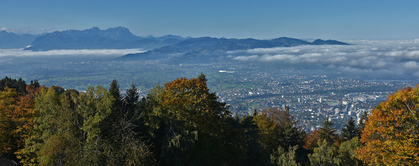 Blick vom Pfänder über Bregenz zum Säntis und Altmann, in den Schweizer Alpen