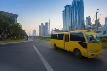 Obraz premium Centrum miasta Dubaj i autobus poruszający się po drodze