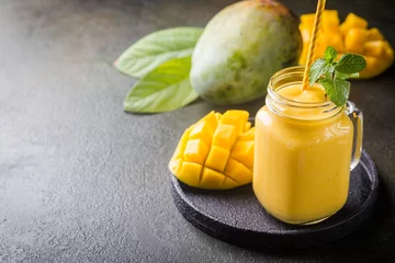 Foto auf Acrylglas Milchshake Healthy mango smoothie