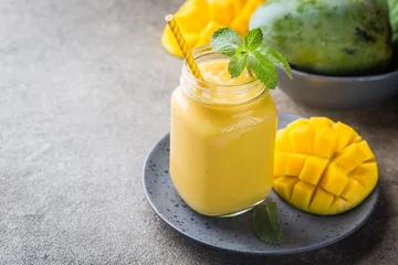 Papier Peint photo autocollant Milk-shake Healthy mango smoothie
