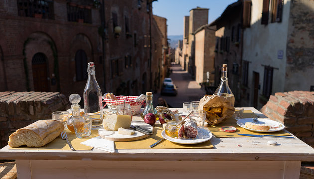 tavola con cibo tradizionale italiano