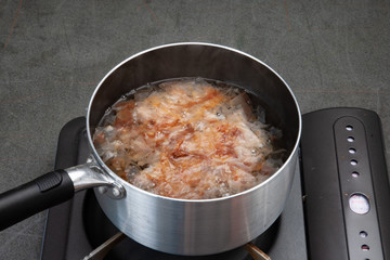 「鰹出汁の取り方」　鍋に湯を沸かし鰹節を加えたら、鰹節が沈むまで煮込む