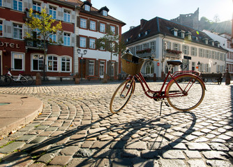 Heidelberg Altstadt, Fahhrad mit Korb im Sonnengegenlicht,  früh am Morgen mit langem Schatten - obrazy, fototapety, plakaty