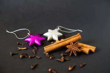 Weihnachtsdekoration und verschiedene weihnachtliche Gewürze