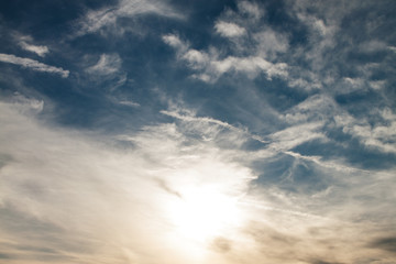 Phantastische Himmelsstimmung, Wolkenbilder, Abendstimmung über dem Land, Goldenes Licht am Abend,...