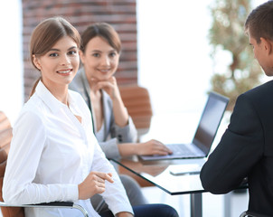 Obraz premium business women and colleagues sitting at Desk