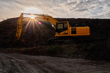 bagger mit abendsonne im gegenlicht