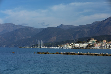 Stadt und Hafen an der Küste von Korsika