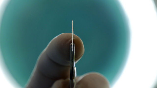 Mano con bisturi in ospedale