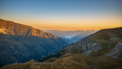 Naklejka na ściany i meble Sonnenaufgang in den Alpen. Aussicht von der Edelweißspitze