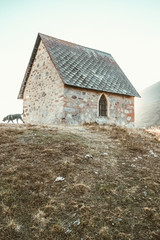 Chapelle et chien coucher de soleil alpes village