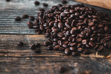 Coseup Nahaufnahme von hand gerösteten Bio Kaffe Bohnen auf Alt Holz rusitcal