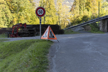 Zulässige Höchstgeschwindigkeit 50 km h und vorsicht Baustelle Schild