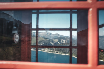 Fenêtre avec vue sur la montagne, alpes, france, lac de montagne
