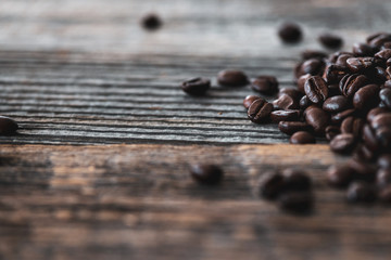 Coseup Nahaufnahme von hand gerösteten Bio Kaffe Bohnen auf Alt Holz rusitcal