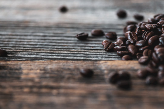 Coseup Nahaufnahme von hand ger&ouml;steten Bio Kaffe Bohnen auf Alt Holz rusitcal