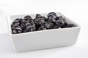 olive nere tostate in ciotola bianca