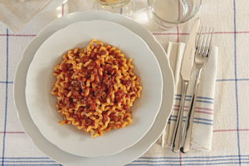 pasta lunga al ragù di carne dall'alto