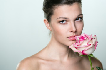 Naklejka premium beautiful young woman with rose