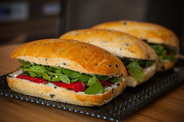 Lunch Sandwich végétarien fait-maison tomate mozzarella et salade