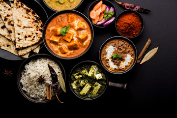 Indisches Mittag- / Abendessen Hauptgericht in der Gruppe umfasst Paneer Butter Masala, Dal Makhani, Palak Paneer, Roti, Reis usw., Selektiver Fokus