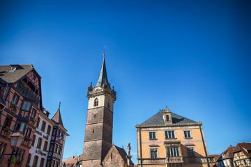Fototapeta na wymiar Main square in Obernai with Kapellturm tower. Obernai, Alsace, France