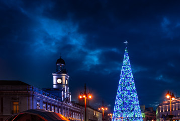 Fototapeta premium Madryt na Boże Narodzenie. Ratusz i słynny zegar na Puerta del Sol w Madrycie.