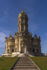 Obraz premium Church of the Sign of the blessed Virgin in the village of Dubrovitsy, Russia