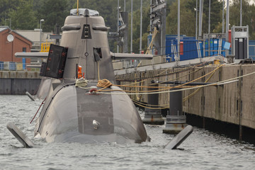 Angeteutes U-Boot im Militärhafen an der Ostsee