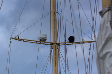 Mast eines modernen Segelschiffes