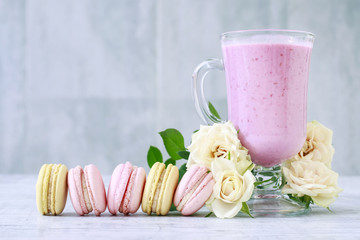 Strawberry smoothie and french macaroons
