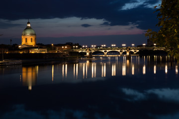 Obraz premium Dome de la Grave and Sainte Pierre bridge at night time