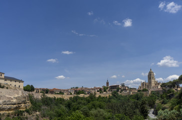 Fototapeta na wymiar Paseo por la hermosa ciudad monumental de Segovia, España