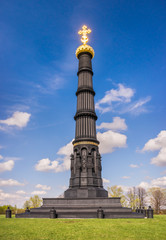 Горящий крест на памятнике на Куликовом поле black monument and the bright cross burning in the sun