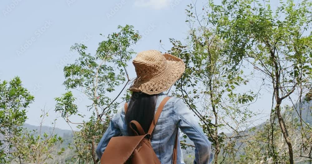 Poster Woman go hiking and enjoy the view