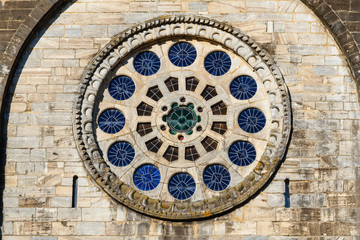 Rosetón. Iglesia de San Nicolás o San Juan en Portomarín, Lugo. Camino de Santiago, Galicia.