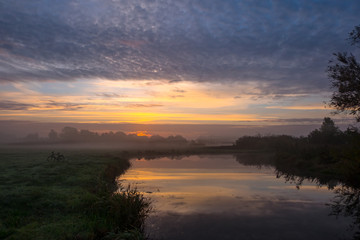 Schöne Landschaft im Sonnenaufgang